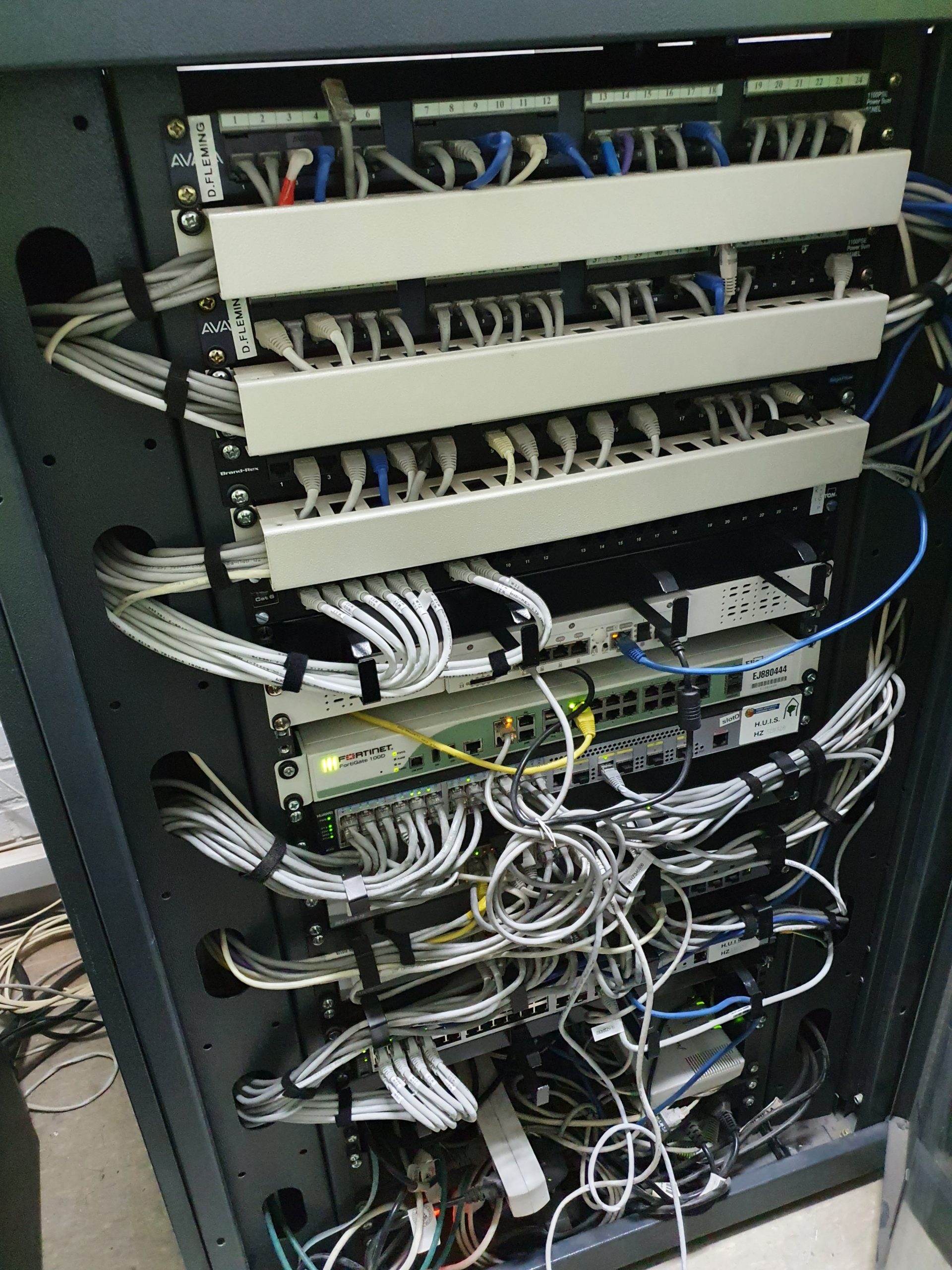 Rack de comunicaciones con cableado y conexiones, fotografía de la biblioteca de ASENEL