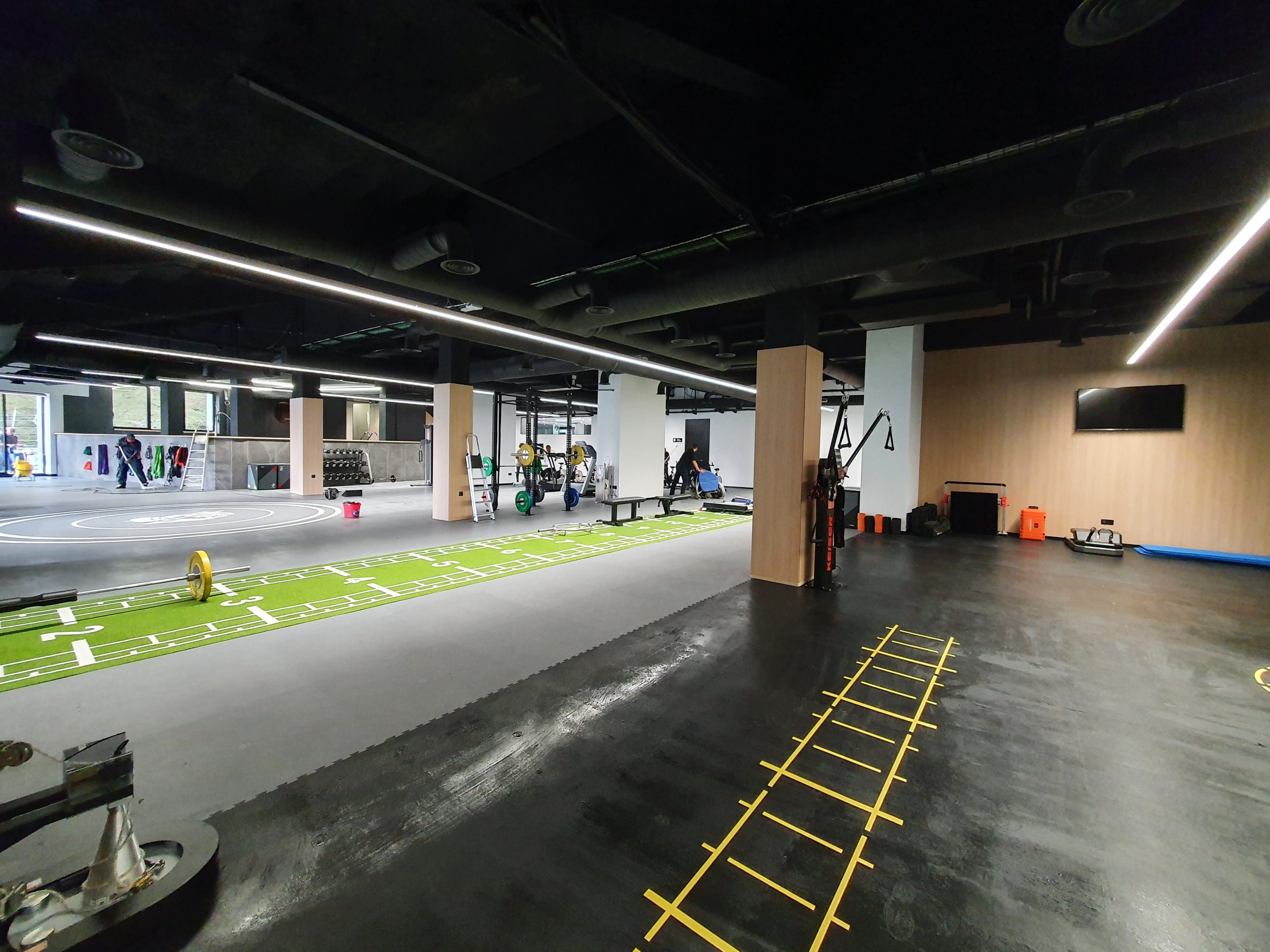 Instalación de iluminación en un equipamiento deportivo, fotografía de la biblioteca de ASENEL