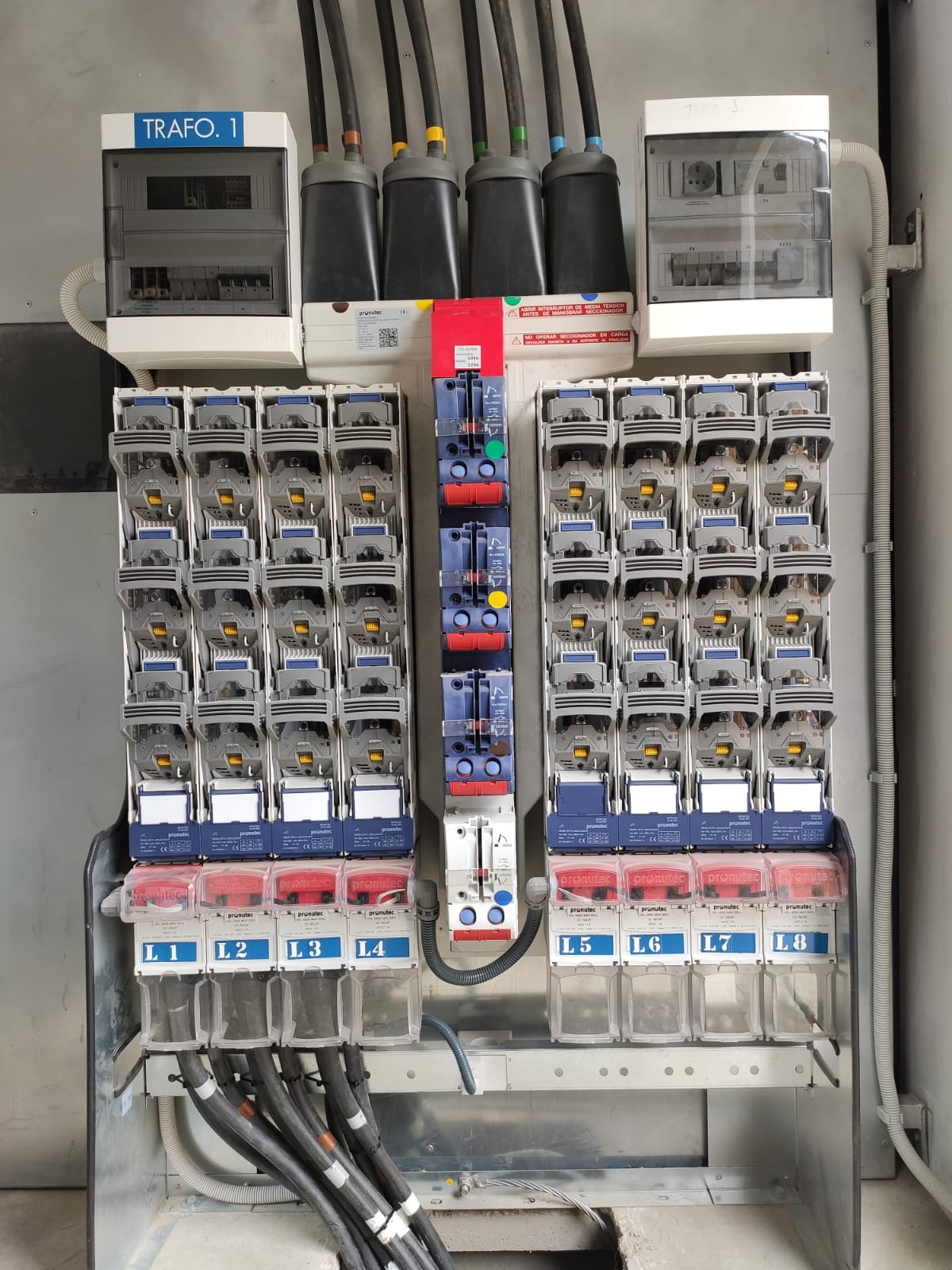 Cuadro de distribución eléctrica y cableado de una instalación de la biblioteca de ASENEL