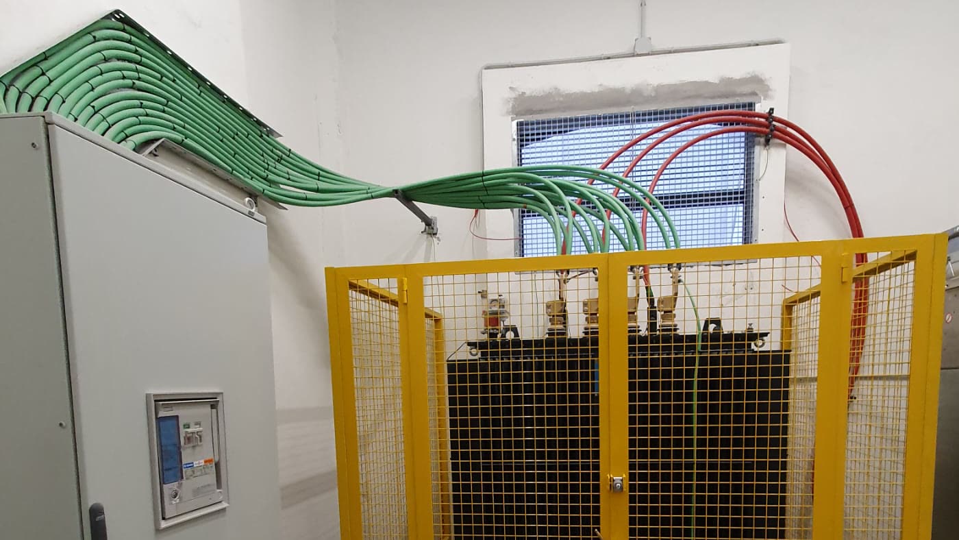 Centro de transformación con transformador protegido y cuadro de baja tensión, instalación de ASENEL