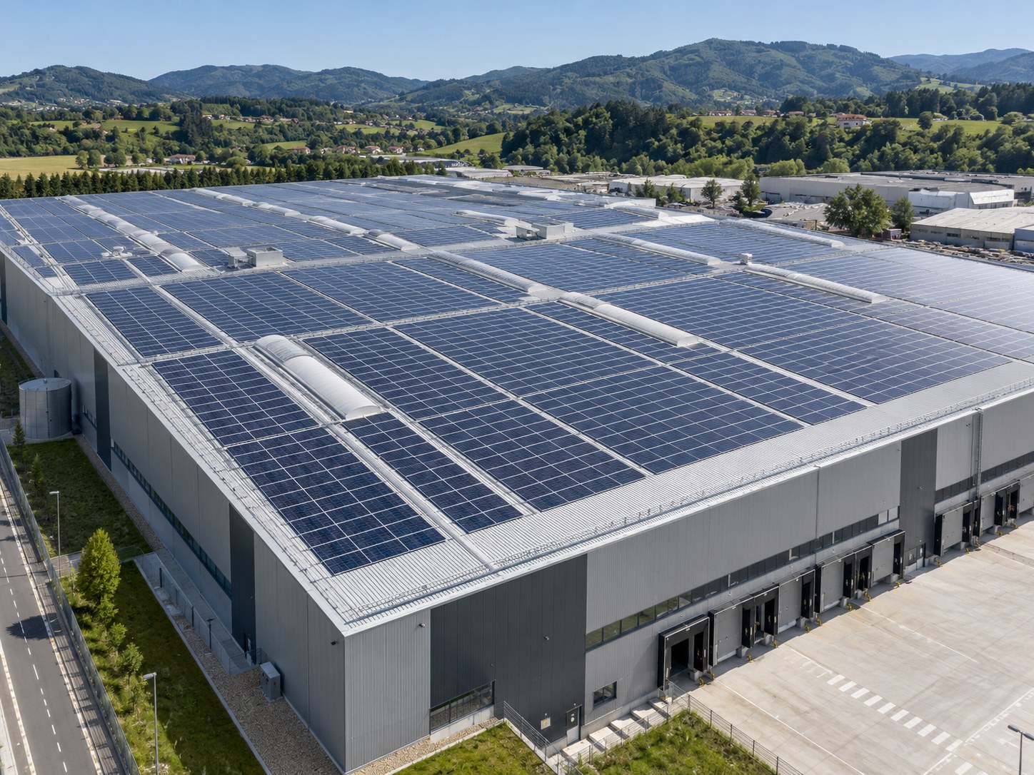 Ilustración de una gran instalación fotovoltaica sobre la cubierta de una nave industrial