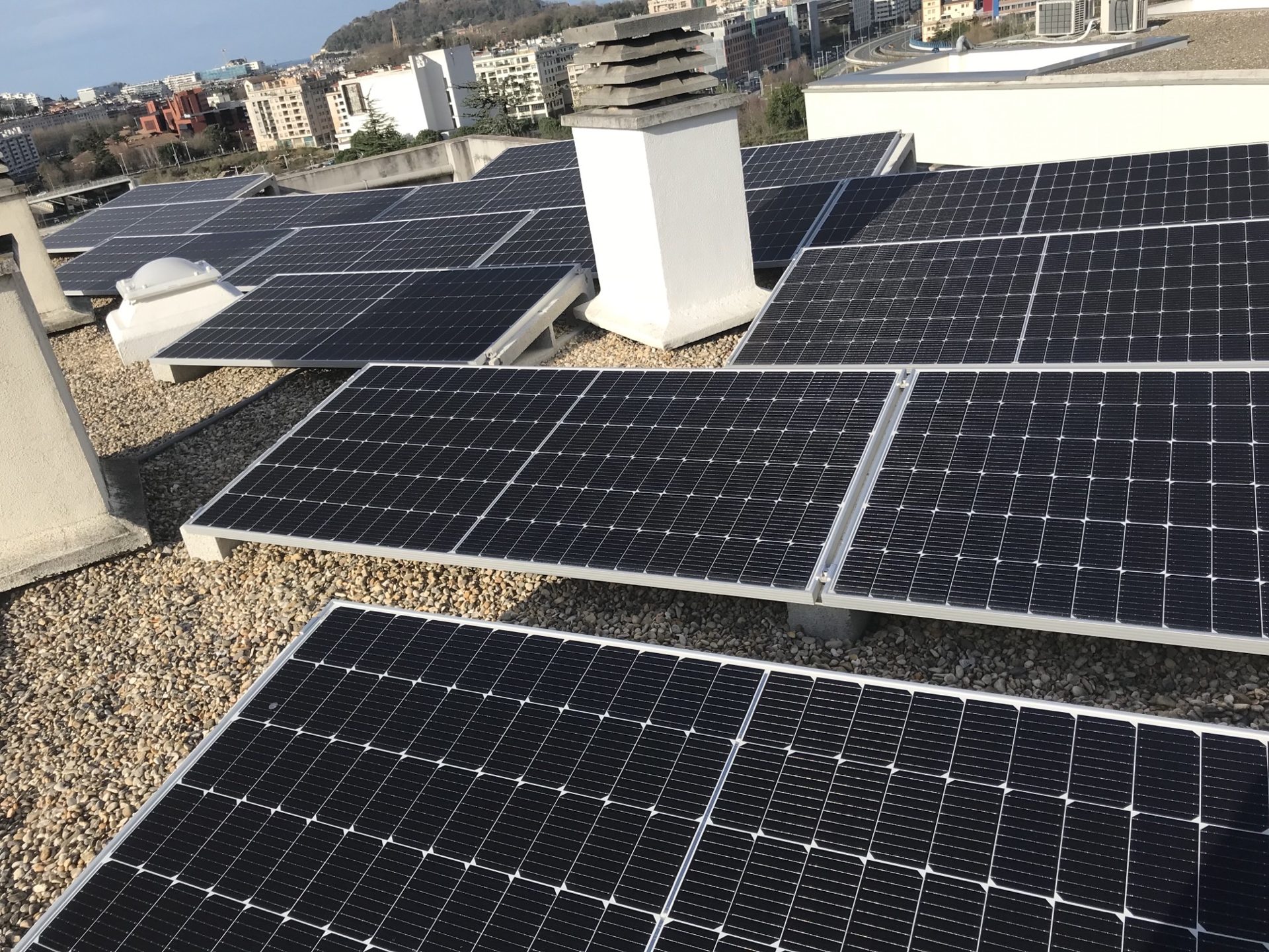 Paneles solares instalados por ASENEL sobre la cubierta de un edificio