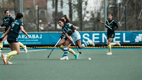 Partido del equipo de hockey hierba femenino de la Real Sociedad con publicidad de ASENEL